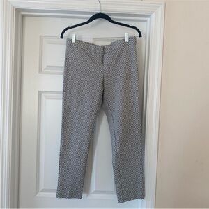 Amanda & Chelsea Black and White Patterned Stretchy women’s Trousers- Size 6.